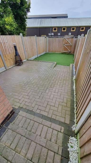 Contractors-City Centre-Parking-Sleeps 9 -Smart Tv, 2 Bathrooms! Coventry Exterior foto